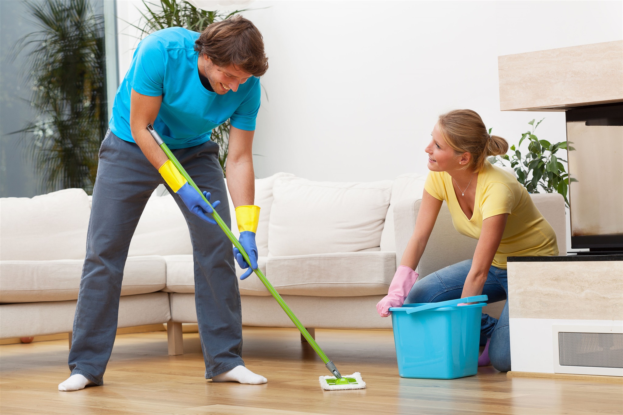 Washing floor. Мытье полов. Моет пол. Уборка пола. Люди убираются в доме.